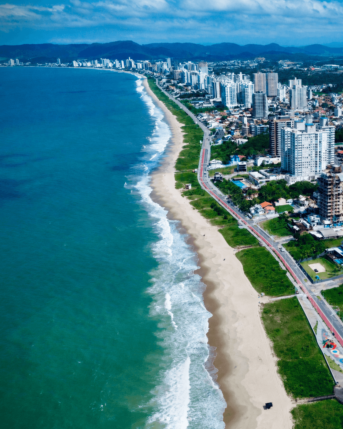 Vista aérea da orla de Balneário Piçarras
